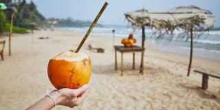 Beneficiile apei de cocos: 7 motive greu de ignorat