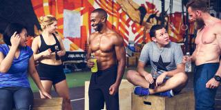 Beneficii și dezavantaje: tot ce trebuie să știi despre mersul la sala de fitness cu prietenii