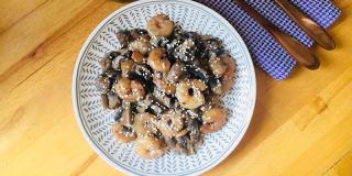 Rețeta FIT: creveți cu ciuperci în sos de vin roșu