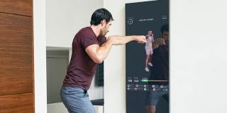 Oglinda smart de peste 1.300 de euro care îți aduce clase de aerobic la tine acasă