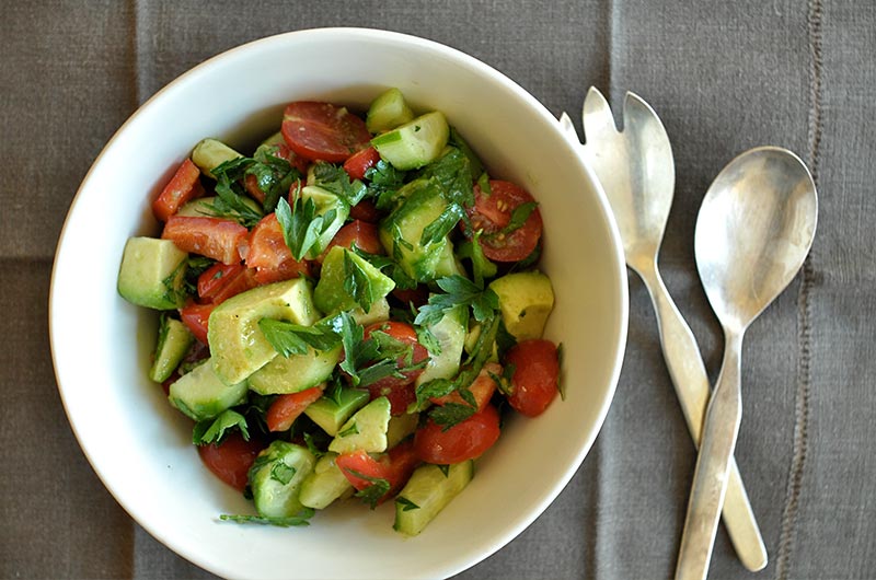 Salată de avocado cu roșii și castraveți